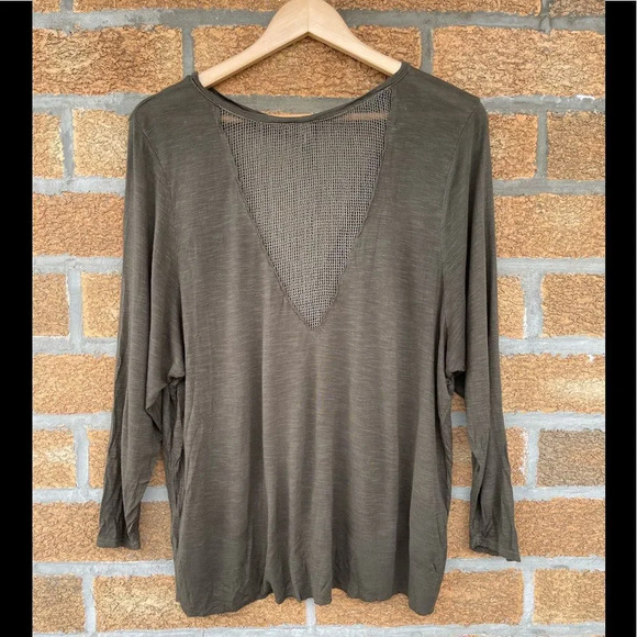 Emma & Sam Olive Mesh V-Neck XS - Picture 6 of 6